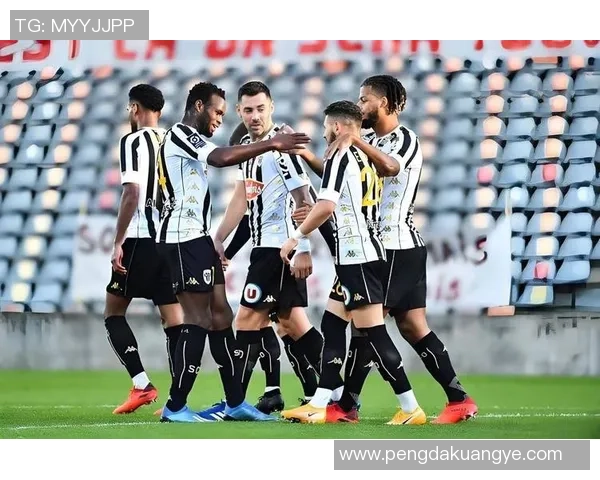 昂热与奈梅斯激战在即谁能在法甲赛场上笑到最后