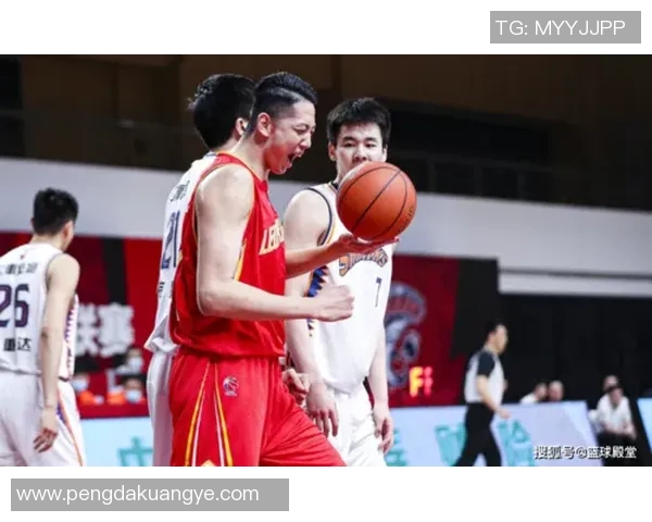 上海篮球队的快速进攻与防守策略探讨及其在比赛中的影响分析